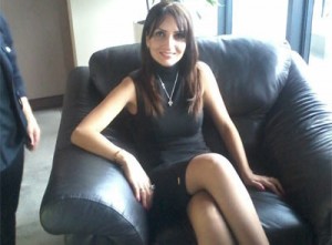Maîtresse chanteuse, salope et capricieuse avec homme prêt à accepter cette situation de dépendance