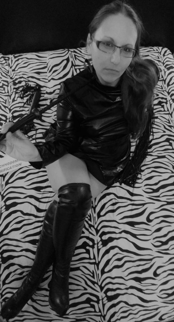Madame Ju – Tu es un loser qui a besoin de se faire exploiter ?